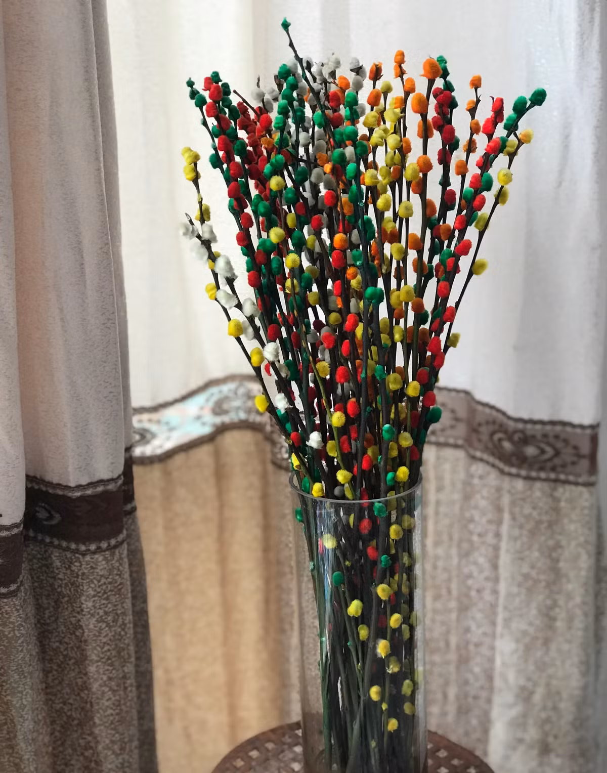 Các hoa đuôi sóc của cây đực cho ra nhiều hoa nhỏ, chứa đầy phấn hoa vào cuối mùa xuân. Các hoa đuôi sóc cái mang hoa tiếp nhận phấn hoa của cây đực thông qua ruồi và ong. 