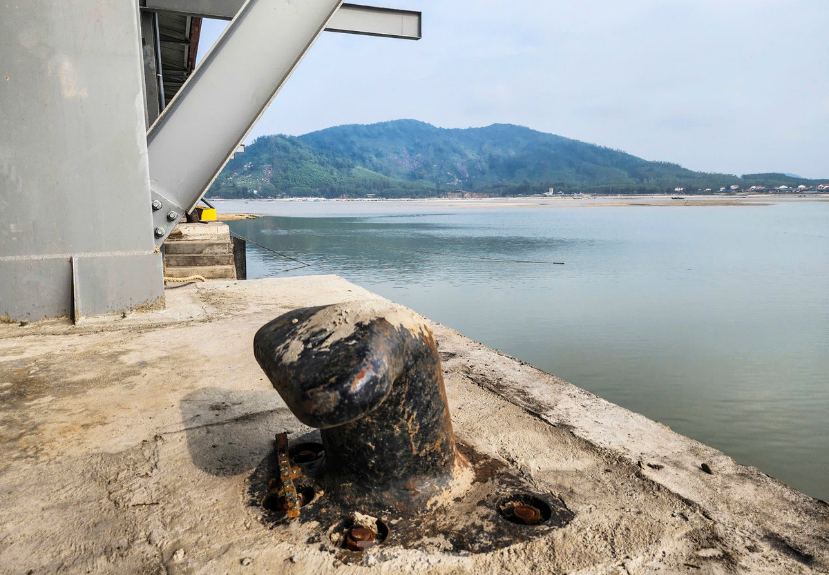 Hệ thống đai, neo cho các tàu lúc cập bến.