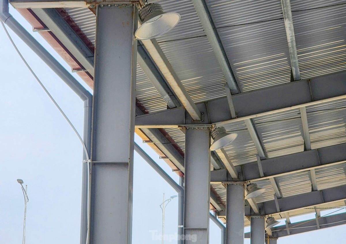 Hệ thống camera giám sát an ninh, đèn chiếu sáng trong các khu nhà tiếp nhận hải sản và cả đường nội bộ được bố trí.