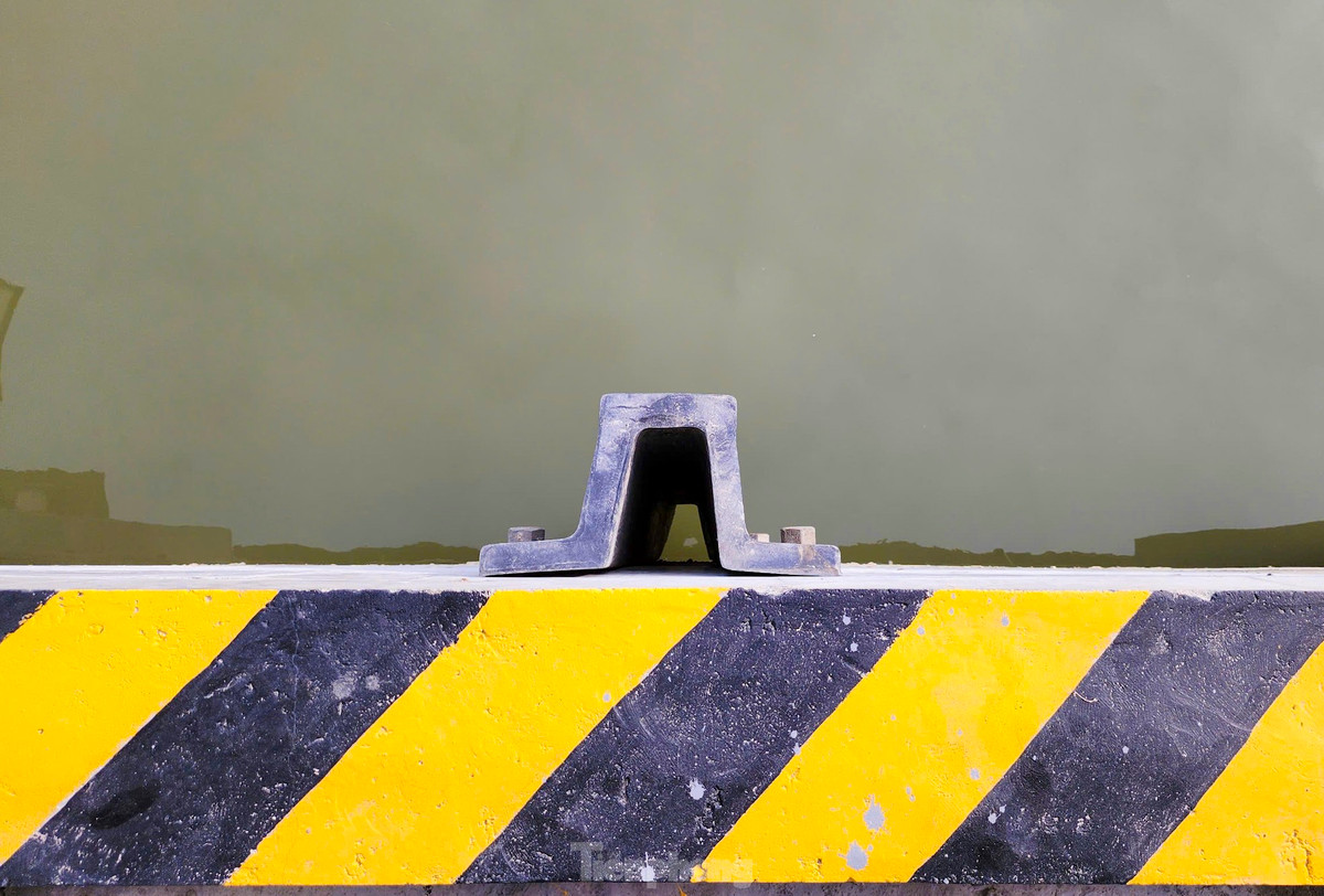 Các hạng mục công trình giao thông của dự án gồm: Bến cập tàu từ 150CV tới 400CV; bến cập tàu dưới 150CV; bãi tiếp nhận thủy sản diện tích 2.400m2; nạo vét luồng vào cảng và khu vực vùng nước trước cảng; hệ thống báo hiệu đường thủy nội địa; kè bờ, đê ngăn cát, đường nội bộ trong cảng.