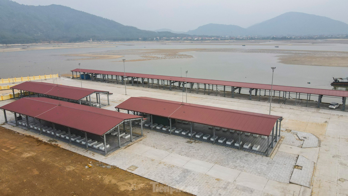 Ông Nguyễn Hồng Sơn – cán bộ kỹ thuật thuộc Ban Quản lý dự án đầu tư và xây dựng công trình NN&amp;PTNT Hà Tĩnh cho biết, đến nay dự án đã cơ bản hoàn thành. Trong ảnh là bãi tiếp nhận, phân loại thủy sản diện tích 2.400m2 được hoàn thiện, đáp ứng yêu cầu phục vụ lớn nhất cho các tàu cá.