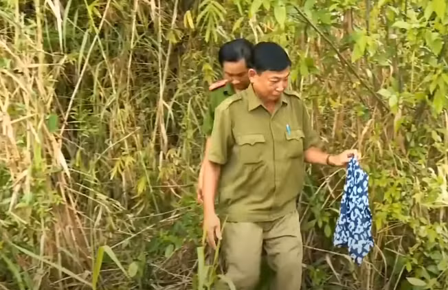 Đến chiều 30/11/2018, chồng chị Toàn là anh B.V.D. đi tìm xung quanh khu vực đám cưới nơi mà chị Toàn mất tích, thì phát hiện bộ quần áo của vợ nằm trong đám sậy cách đám cưới khoảng 100m.