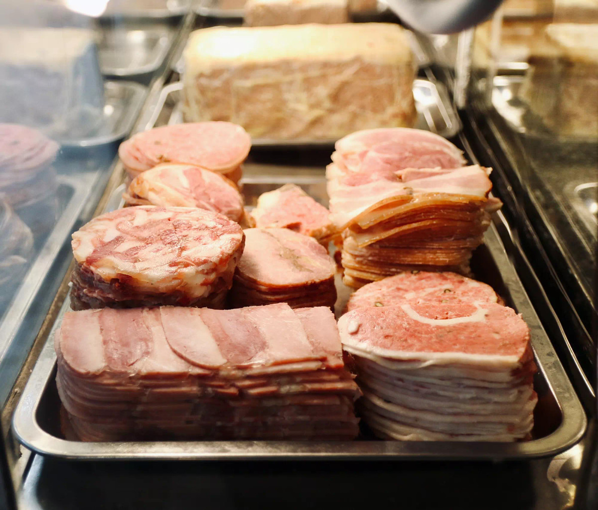 Khi đó, Nguyên Sinh là một trong những nhà hàng đầu tiên do người Việt làm chủ. Sau nhiều lần đổi địa điểm, hiện nay nhà hàng ở phố Lý Quốc Sư (Hoàn Kiếm, Hà Nội) và có thêm một chi nhánh ở Đội Cấn. Trải qua 80 năm, hương vị của bánh mì cơ bản vẫn như cũ. Anh Long chỉ học hỏi, biến tấu đôi chút cho phù hợp với thị hiếu của khách hàng hiện đại.