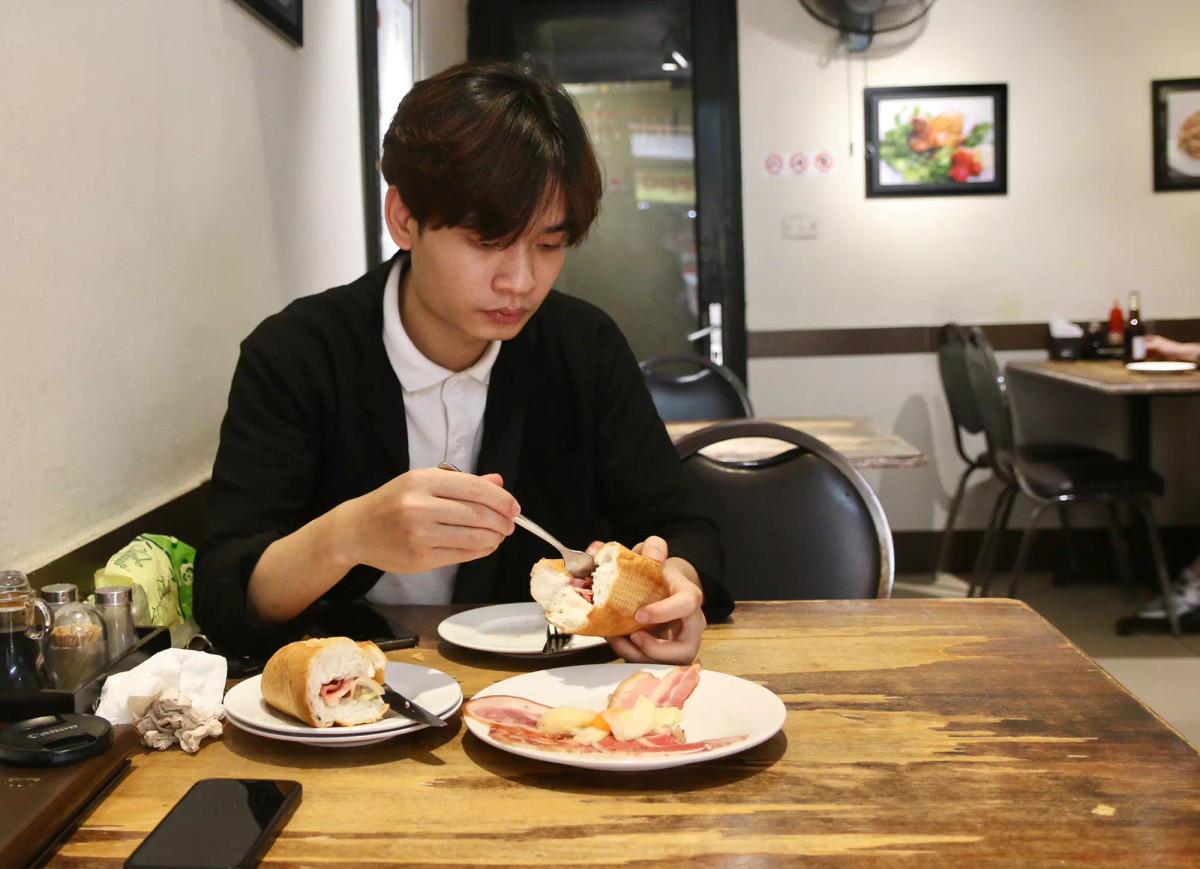 Anh Hoàng Đức Vĩ (Ba Đình), là một khách hàng quen thuộc của bánh mì Nguyên Sinh, chia sẻ: “Nếu có cơ hội mọi người nhất định phải thử món pate gan ngỗng, chắc chắn sẽ nhớ mãi không quên bởi pate thơm, béo ngậy, như tan trong miệng. Mỗi khi bạn bè mình đến Hà Nội chơi mình đều giới thiệu thử bánh mì ở đây”.