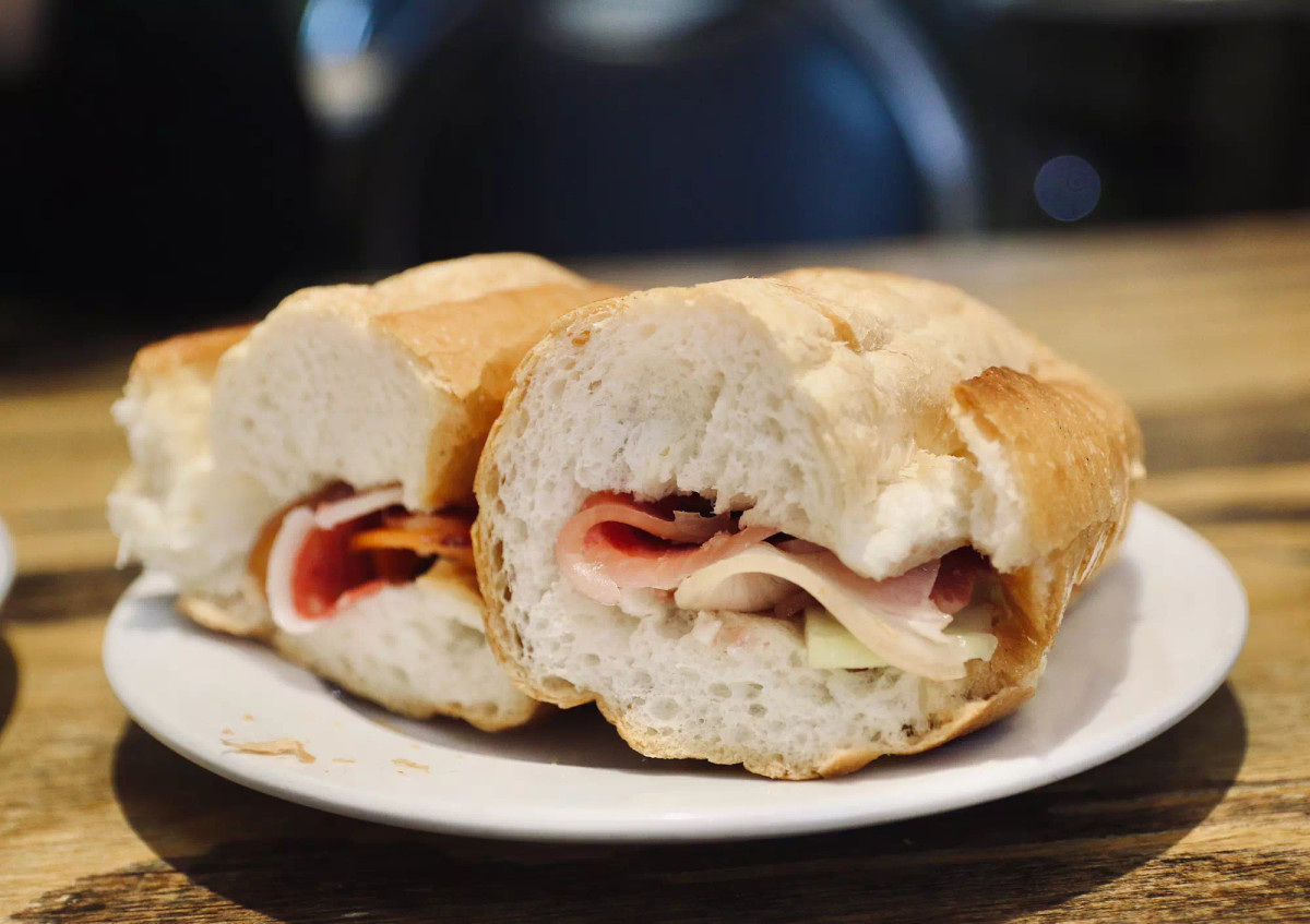 Bánh mì ở đây thường để riêng bên ngoài. Khi ăn, khách tự xé bánh mì ăn cùng hoặc kẹp thịt nào tuỳ ý. Giá của một suất bánh mì thịt nguội đầy đủ là 120.000 đồng. Tùy sở thích mọi người cũng có thể chọn ăn bánh kèm với pate, jambon hay xúc xích riêng.., giá dao động từ 50.000 - 90.000 đồng.