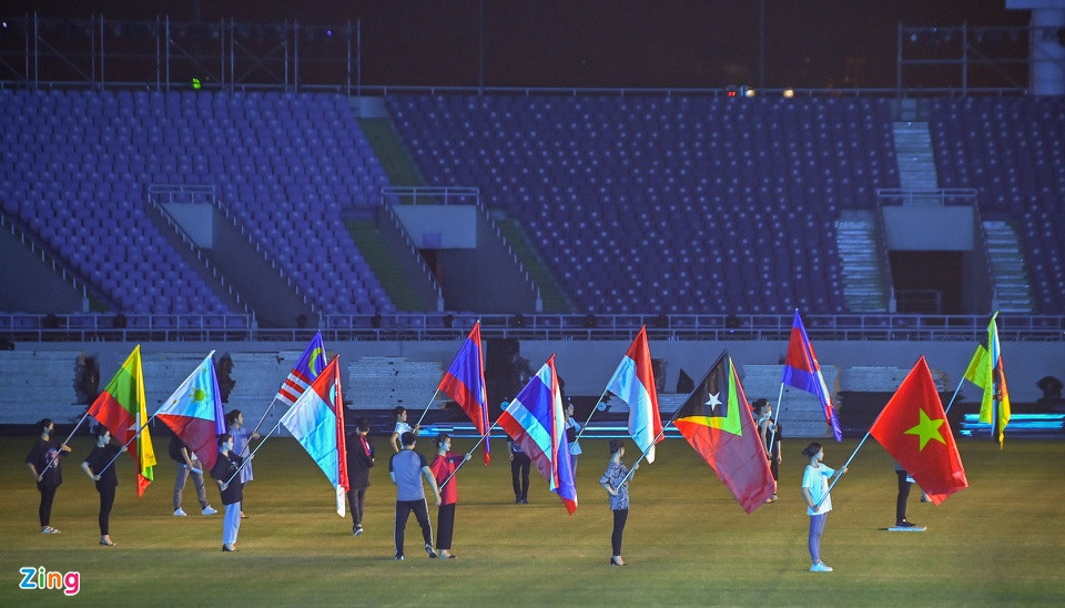 Theo kịch bản, 11 đoàn thể thao sẽ diễu hành với khoảng thời gian dưới 2 phút/đoàn. Kết thúc phần diễu hành, Thủ tướng Phạm Minh Chính sẽ thay mặt ban tổ chức nước chủ nhà tuyên bố khai mạc SEA Games 31. Tiếp đó là nghi thức thắp đuốc lên đài lửa Olympic. Cuối cùng còn có màn bắn pháo hoa chào mừng với thời lượng không quá 15 phút.