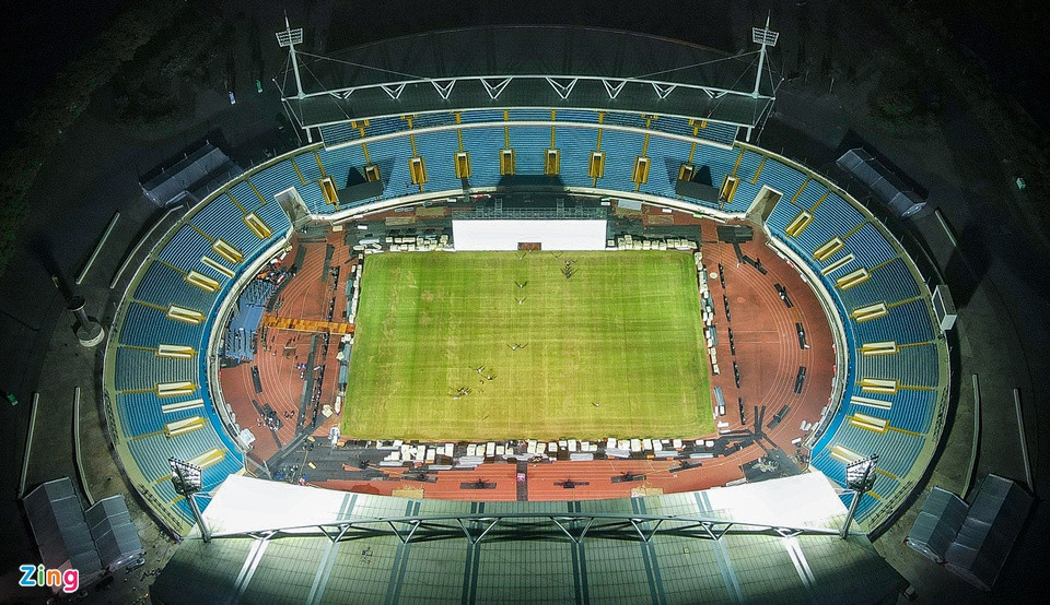 Với sức chứa hơn 40.000 chỗ ngồi, lễ khai mạc SEA Games 31 sẽ trưng dụng toàn bộ khán đài B làm sân khấu chính. Khán đài A dành cho quan chức các nước và đại biểu, khách mời. Khán đài C, D được dùng để làm chỗ ngồi cho các đoàn thể thao đến dự. Mỗi đoàn ngoài 31 thành viên diễu hành dưới sân được cử thêm 100 thành viên dự khán.