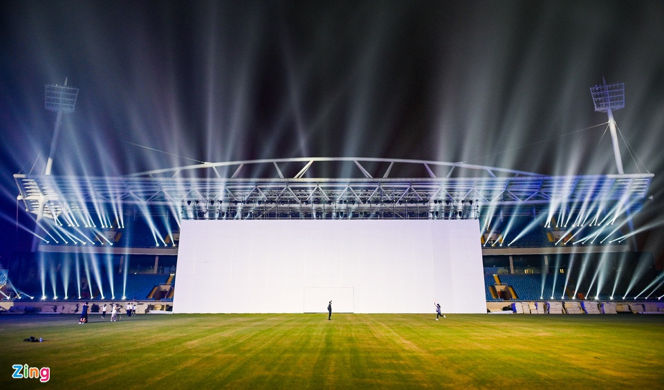 Bề mặt sân Mỹ Đình được tạm thời dỡ bỏ những lớp cốp pha nhựa, thép và ván do gây ảnh hưởng tới mặt cỏ. Với những lớp phủ này, mặt cỏ sân Mỹ Đình bị bịt gần như kín, không có khoảng trống để cỏ quang hợp, ảnh hưởng nghiêm trọng đến mặt sân khi tổ chức các trận đấu bóng đá.