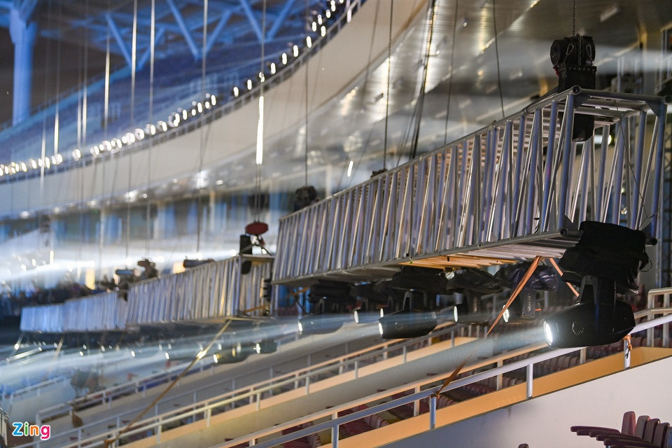 Xung quanh khu vực khán đài sân Mỹ Đình, hệ thống giàn giáo khổng lồ được liên kết với nhau.