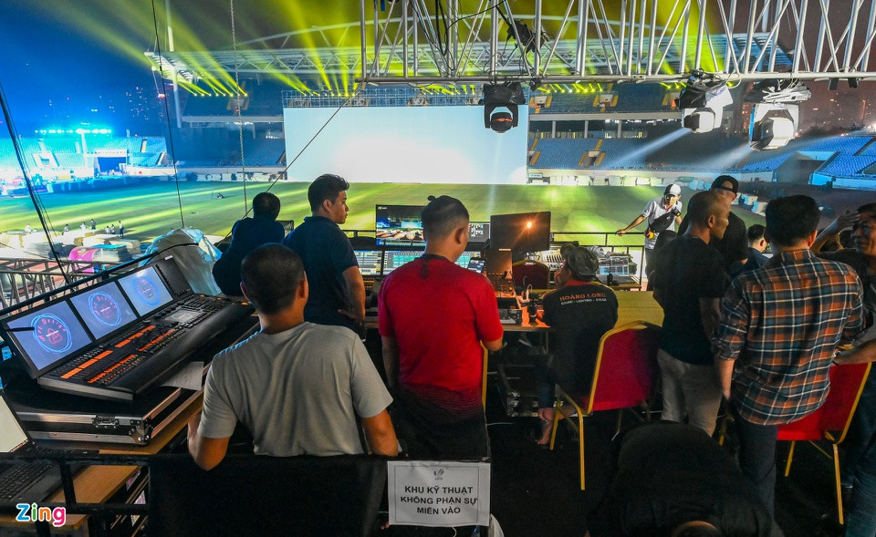 Trung tâm kỹ thuật chính của toàn bộ chương trình được đặt ở tầng 3 khán đài A. Tại đây đội ngũ đạo diễn, kỹ thuật viên, tổng đạo diễn sẽ có tầm quan sát tốt nhất toàn bộ sân khấu từ đó đưa ra điều chỉnh phù hợp để buổi lễ diễn ra theo đúng kịch bản.