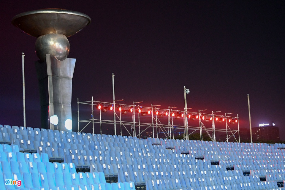 Hàng nghìn chiếc đèn LED cũng đã được lắp đặt xong và đang trong quá trình chạy thử nghiệm. Lễ khai mạc sẽ có các công nghệ trình chiếu hình ảnh, đồ họa trên diện tích hơn 7.000 m2 của mặt sân Mỹ Đình.