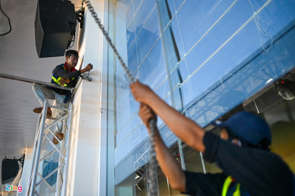 Công nhân đang đẩy nhanh tiến độ để hoàn thiện những phần còn lại của sân khấu chính.