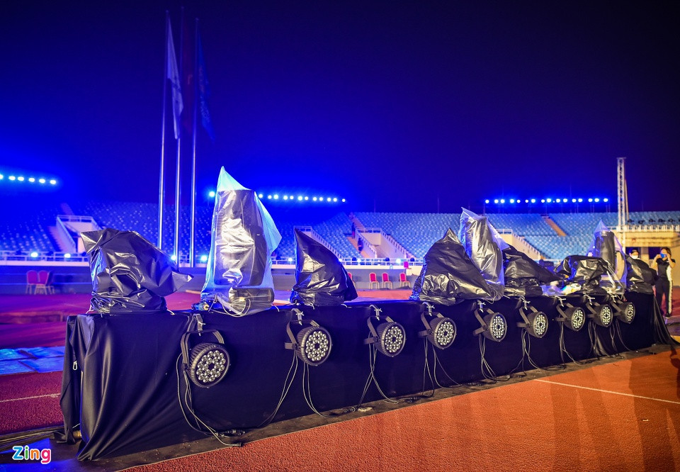 Hệ thống máy chiếu, đèn chiếu sáng được bố trí ở rất nhiều vị trí trên sân với 44 chiếc như như maping, AR, XR,... Những công nghệ hiện đại được đưa vào sử dụng sẽ giúp tương tác về mặt hình ảnh, tạo nên hiệu ứng mãn nhãn.