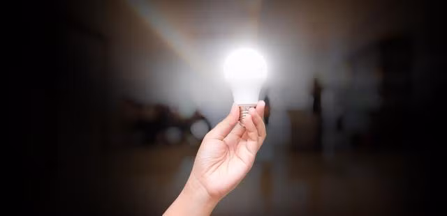 Những bóng đèn tỏa sáng hơn bình thường. Trong phong thủy thì ngôi nhà không nên để u ám. Đèn được thắp sáng năng lượng tích cực mới tràn vào làm thịnh vượng ngôi nhà. Ngược lại, nhà cửa ẩm thấp và u tối thì tiền tài chậm đến.