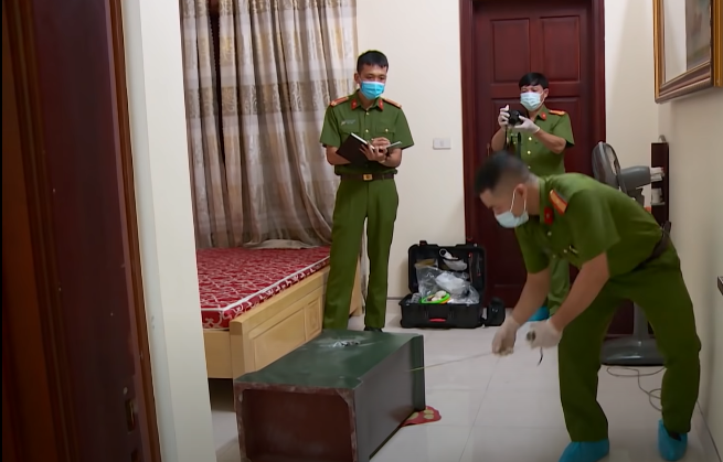 Nhận tin báo, Công an huyện Gia Viễn phối hợp Công an tỉnh Ninh Bình tiến hành khám nghiệm hiện trường, điều tra ban đầu. Qua đó xác định, thời gian xảy ra vụ trộm khoảng 18h30 đến 19h30 ngày 24/1, khi gia đình anh Dũng ra khỏi nhà.