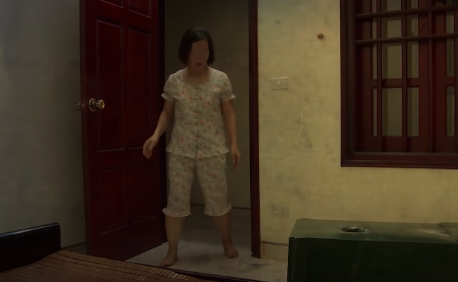 Khi vợ anh Dũng vào phòng ngủ thì thấy con heo đất bị đập bể, két sắt bị ngả, phá thủng đáy và mất sạch toàn bộ tiền, vàng bên trong (tổng trị giá tài sản gần 150 triệu đồng). Gia đình rất sợ hãi, vì thủ phạm vụ trộm giống như "bóng ma", không hề để lại dấu vết cạy phá nào phía ngoài cửa.