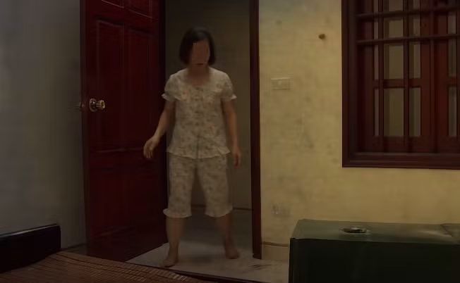 Khi vợ anh Dũng vào phòng ngủ thì thấy con heo đất bị đập bể, két sắt bị ngả, phá thủng đáy và mất sạch toàn bộ tiền, vàng bên trong (tổng trị giá tài sản gần 150 triệu đồng). Gia đình rất sợ hãi, vì thủ phạm vụ trộm giống như "bóng ma", không hề để lại dấu vết cạy phá nào phía ngoài cửa.