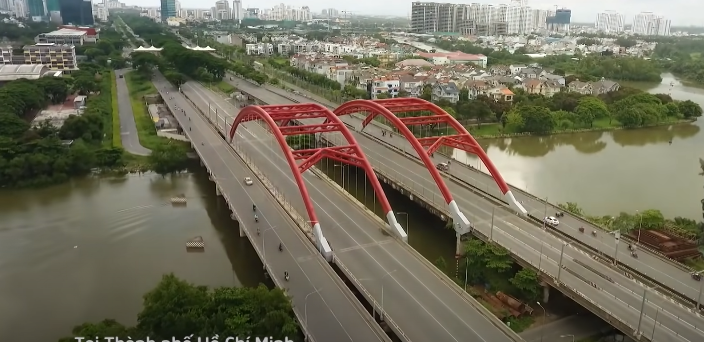 Tổ trinh sát được lệnh bay gấp vào TP HCM, chia nhau ra tìm kiếm chỗ ở của 1 nghi can.