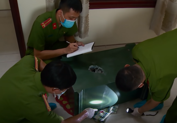 Kết quả giám định mẫu tóc của Phi trùng khớp hoàn toàn với ADN vết máu trên tờ giấy cạnh két sắt và trên chiếc quần đùi thu tại hiện trường vụ trộm ngày 5/4 ở xã Liên Sơn. Đến 23h ngày 6/5, Ban chuyên án bắt Tuấn và Phi.