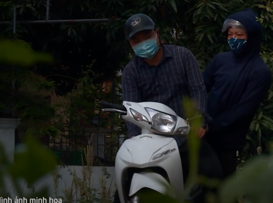 Xác minh các mối quan hệ của Phi, đối tượng hay đi xe máy cùng hắn là Đinh Quang Tuấn (SN 1995, ngụ cùng xã Đức Long). Đặc biệt, trong nhà Tuấn, trên nóc tủ phòng khách có con rùa đặc điểm giống con rùa bằng đồng mà gia đình anh Thắng bị mất trộm.