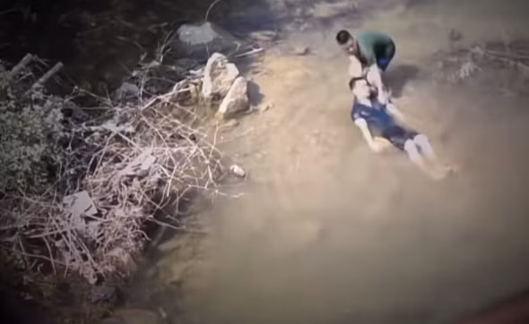 Trong lúc hoảng loạn, Thi kéo xác nạn nhân theo dọc sông đến đoạn Vằng Khưa cách cửa suối khoảng 500m, rồi đưa vào chỗ vũng nước nông tạm giấu xác rồi về nhà ăn cơm trưa.