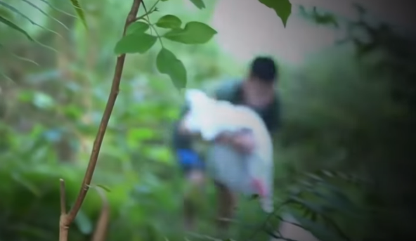 Sau khi về nhà ăn cơm xong, Thi mang dao từ nhà ra chặt xác nạn nhân thành nhiều phần giấu vào bao tải với mục đích tiêu hủy chứng cứ và tạo hiện trường giả.