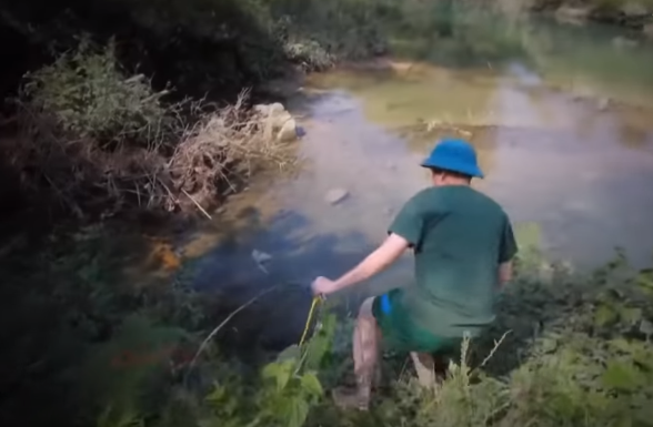 Bế Ích Thi khai nhận, trưa 16/9/2016, Bế Ích Thi ra sông đặt bẫy điện để bắt cá.