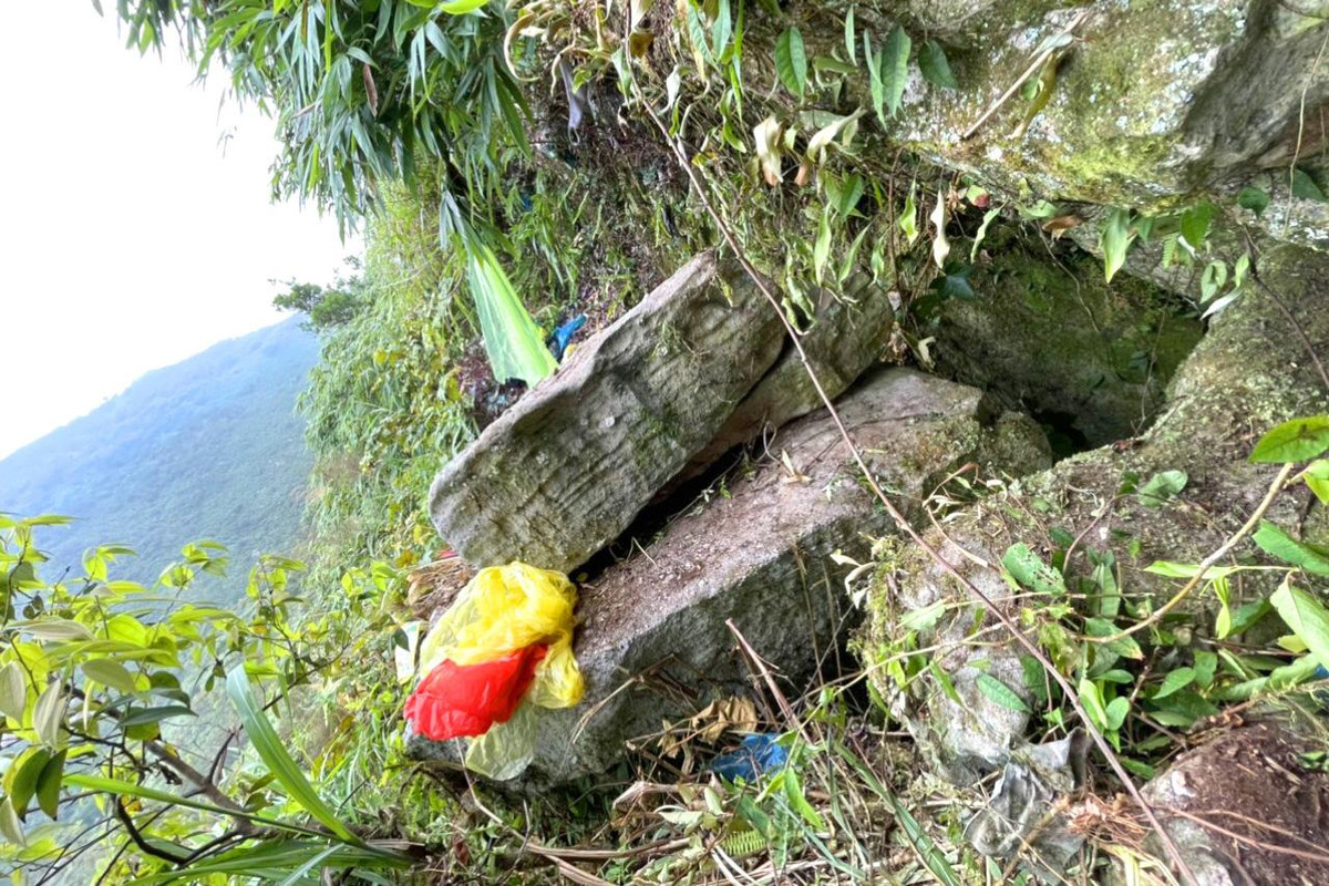 Hình ảnh nơi trú ẩn của người phụ nữ trong 7 ngày rơi xuống vực ở Yên Tử - Hình 6 Hinh anh noi tru an cua nguoi phu nu trong 7 ngay roi xuong vuc o Yen Tu-Hinh-6