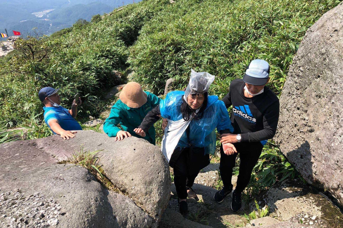 Hình ảnh nơi trú ẩn của người phụ nữ trong 7 ngày rơi xuống vực ở Yên Tử - Hình 9 Hinh anh noi tru an cua nguoi phu nu trong 7 ngay roi xuong vuc o Yen Tu-Hinh-9