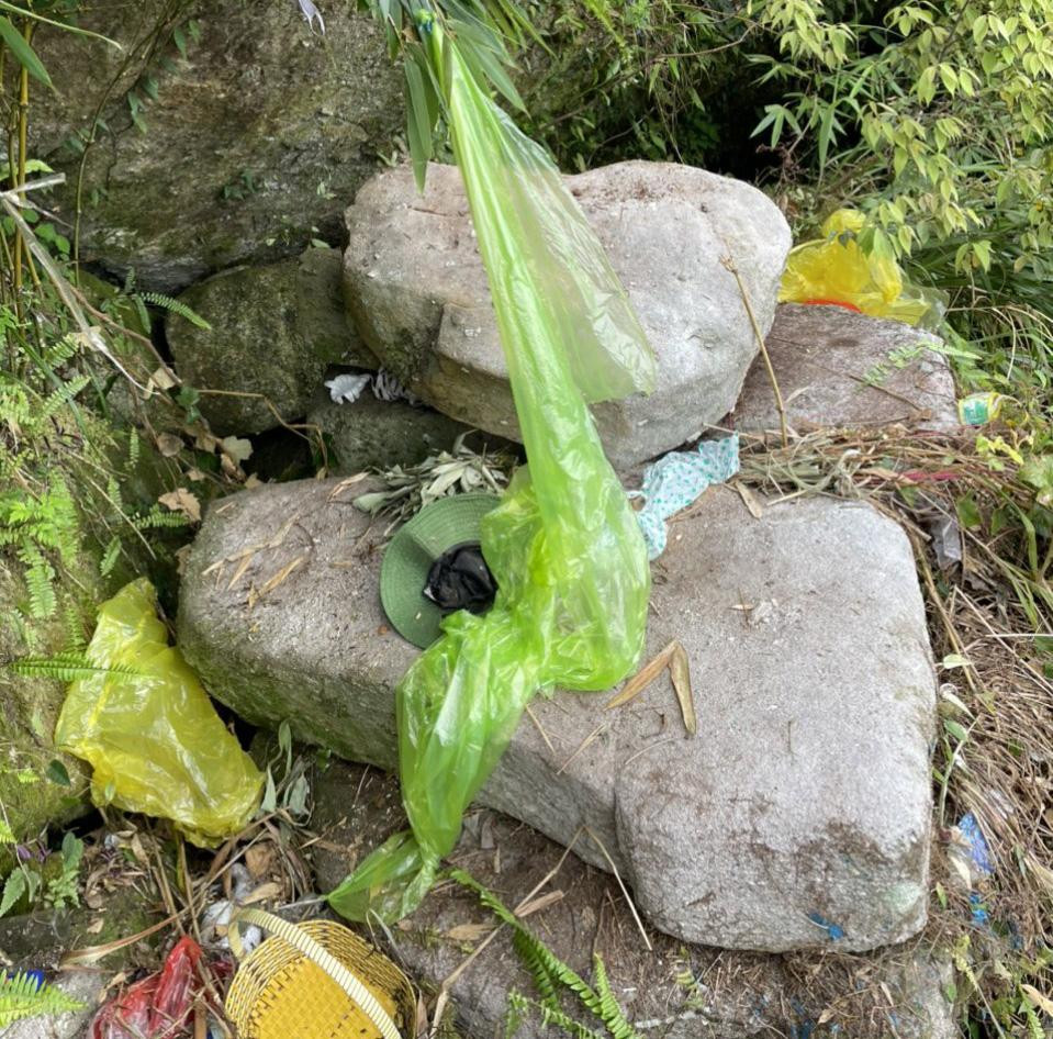 Hình ảnh nơi trú ẩn của người phụ nữ trong 7 ngày rơi xuống vực ở Yên Tử - Hình 3 Hinh anh noi tru an cua nguoi phu nu trong 7 ngay roi xuong vuc o Yen Tu-Hinh-3