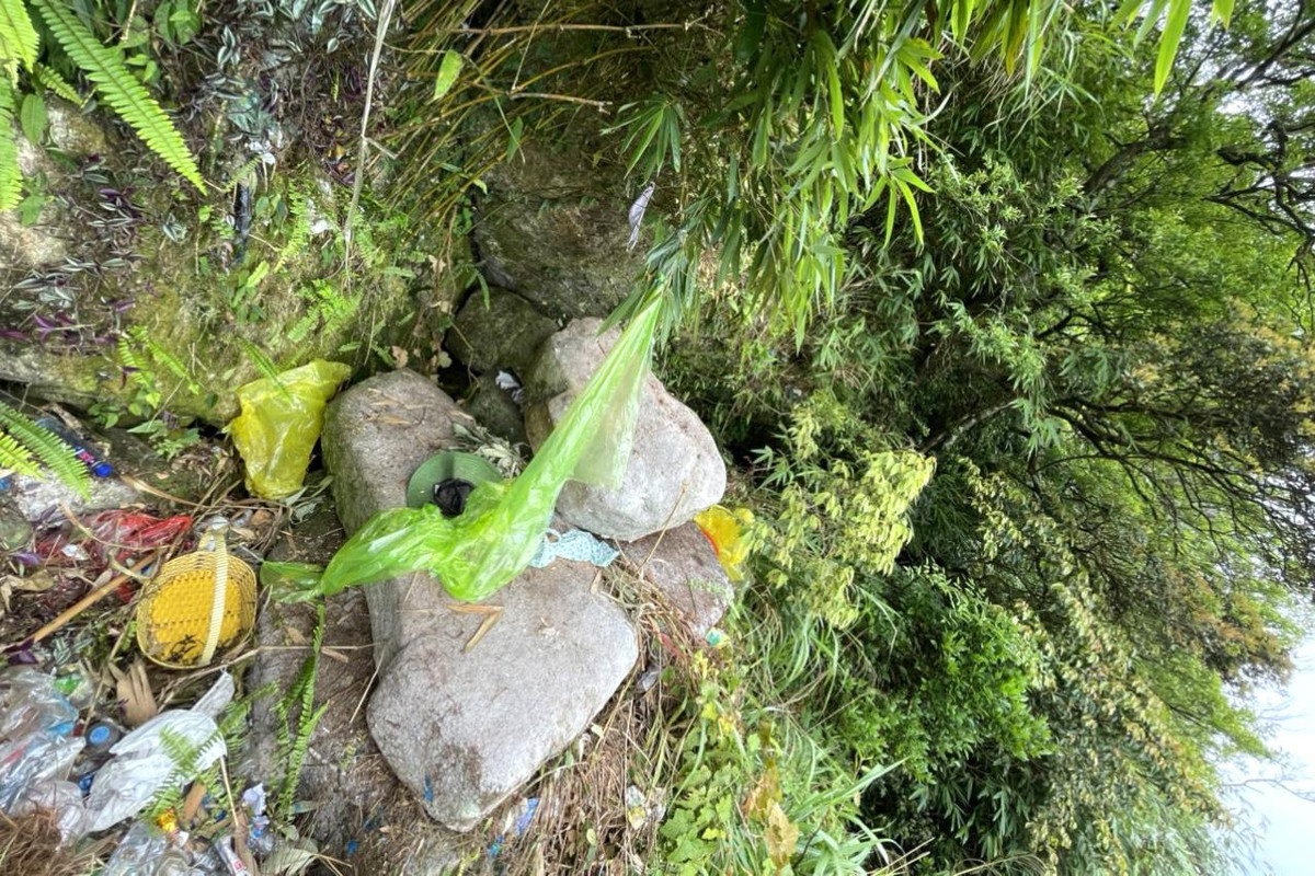 Hình ảnh nơi trú ẩn của người phụ nữ trong 7 ngày rơi xuống vực ở Yên Tử - Hình 2 Hinh anh noi tru an cua nguoi phu nu trong 7 ngay roi xuong vuc o Yen Tu-Hinh-2