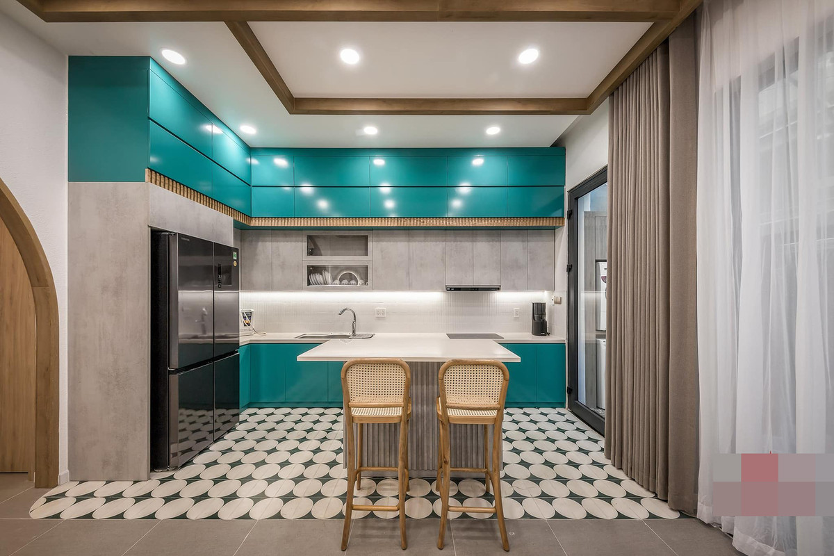 Bếp dùng màu xanh làm nổi bật nhà, tạo cảm giác dễ chịu.