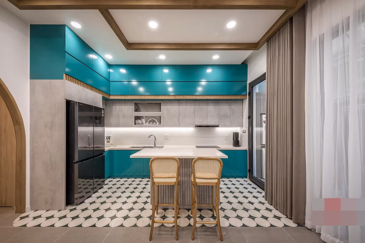 Bếp dùng màu xanh làm nổi bật nhà, tạo cảm giác dễ chịu.