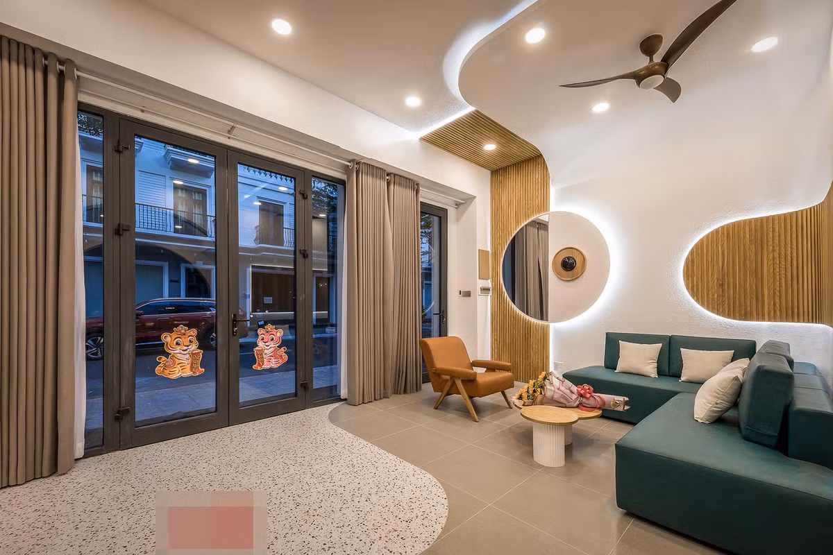 Đây là căn nhà đầu tiên họ sở hữu nên rất chau chuốt, dành nhiều tâm huyết. Sau khi cân nhắc, họ đã làm việc với nhóm thiết kế của kiến trúc sư Anh Quý.