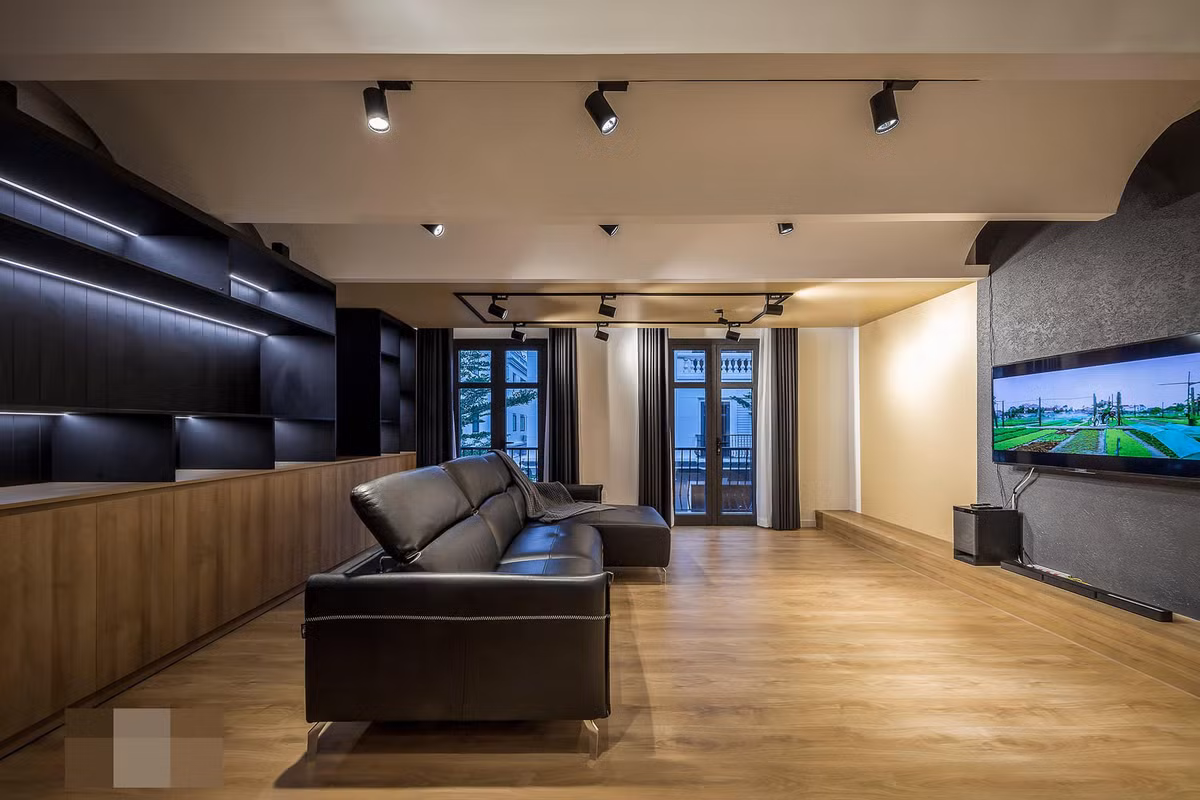 Căn phòng thú vị nhất trong nhà. Một phòng có chức năng giải trí, phục vụ xem phim với ghế sofa văng dài, kệ trưng bày rượu hoặc các đồ quý của gia chủ. Biệt thự này mang nhược điểm là không có sân vườn nên gia chủ dành không gian rộng làm chỗ cho cả nhà quây quần, cùng nhau xem bộ phim hay hoặc chơi đùa cùng con cái. Do đã có phòng xem phim nên phòng khách ở tầng một không có tivi như các công trình thông thường.