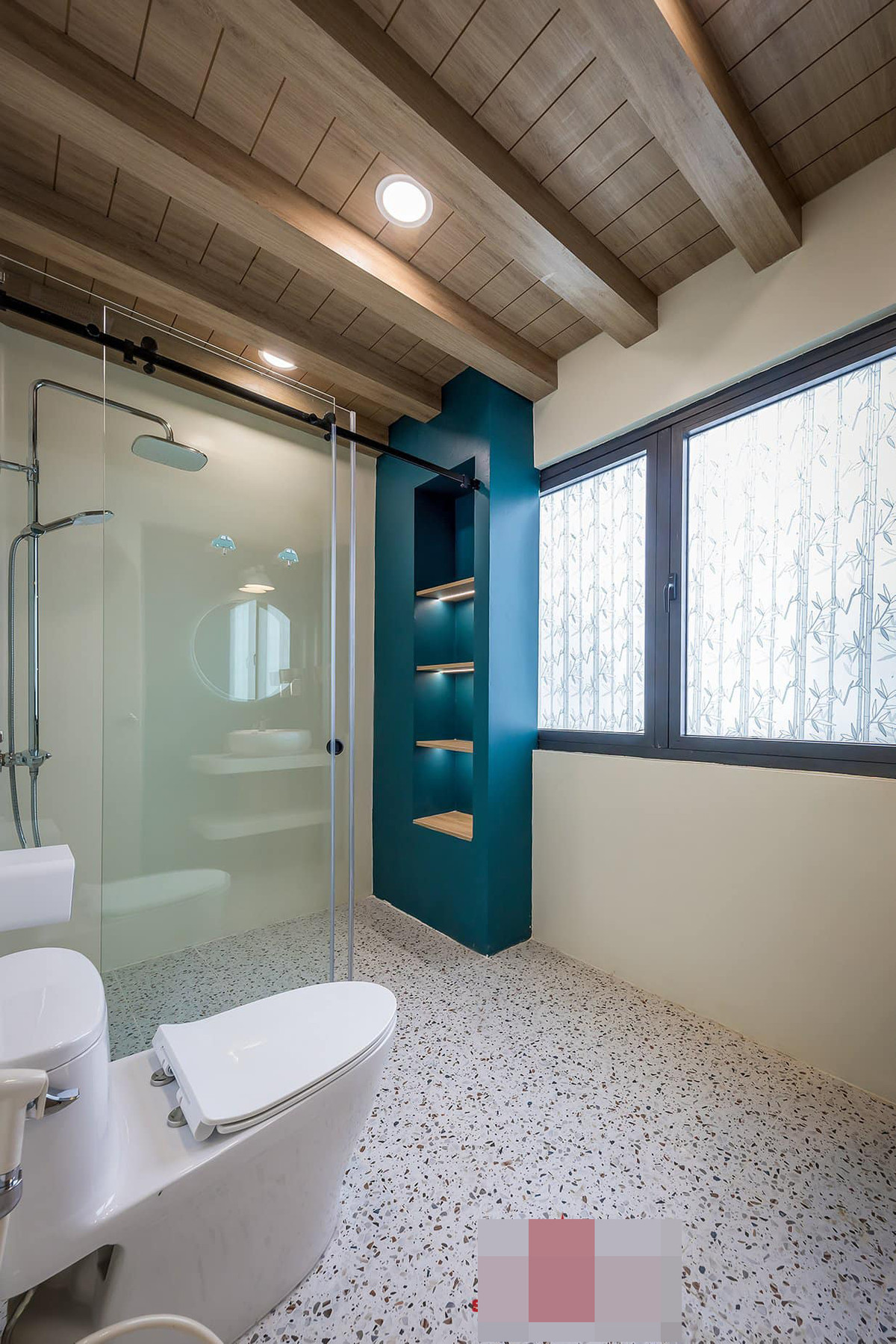 Các phòng tắm trong nhà đều thiết kế đơn giản, trang nhã.