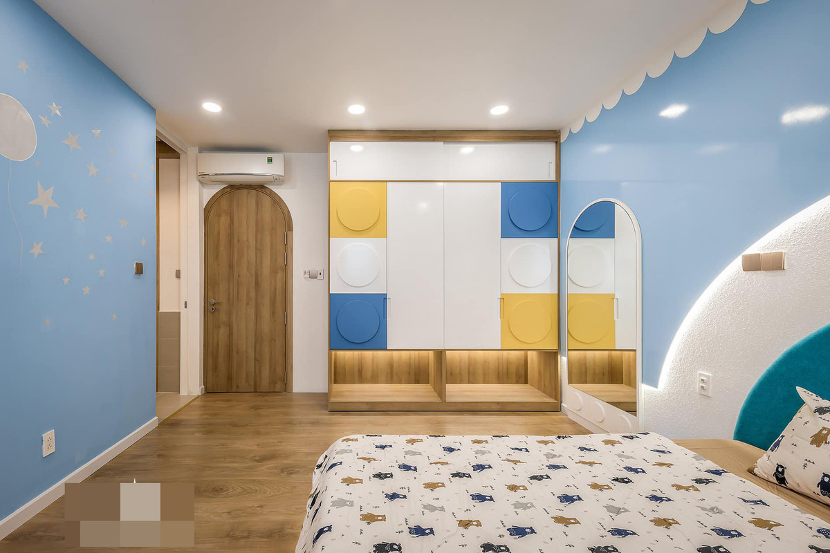 Phòng ngủ em bé rộng rãi, có chỗ chạy nhảy với gam màu xanh năng động, cá tính.