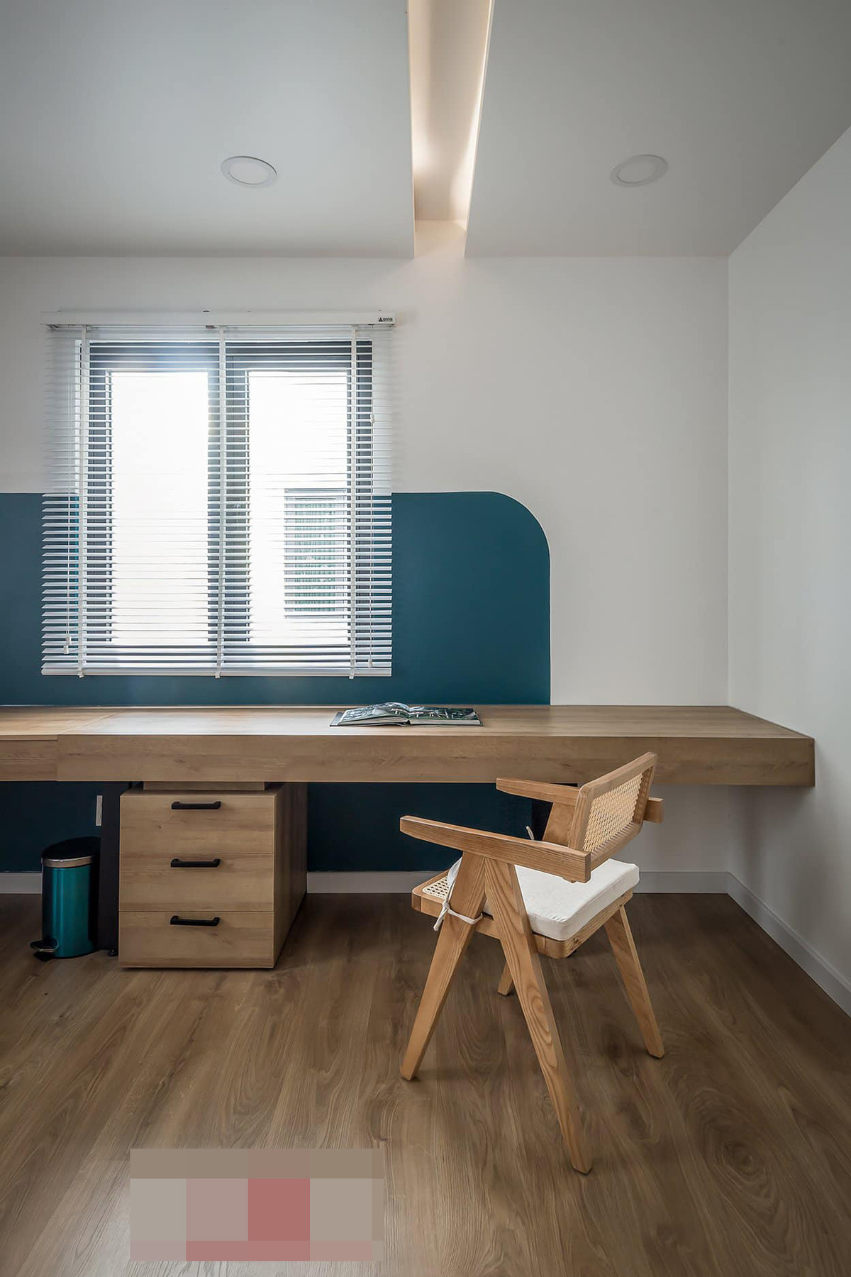 Bàn làm việc, đọc sách trong phòng ngủ phụ (nhà gồm 3 ngủ, 4 vệ sinh, 1 khách, 1 bếp+ăn, 1 phòng xem tivi).