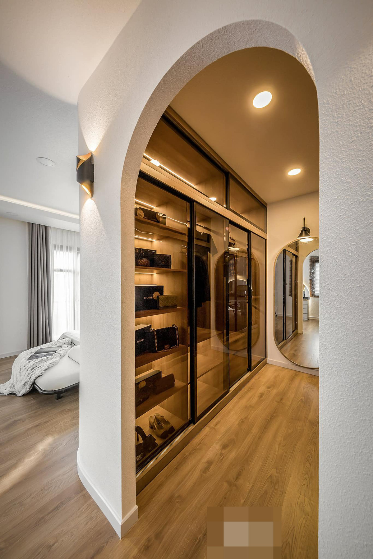 Khu vực thay đồ và tủ quần áo riêng biệt, cho gia chủ trưng bày hàng hiệu như showroom thời trang.