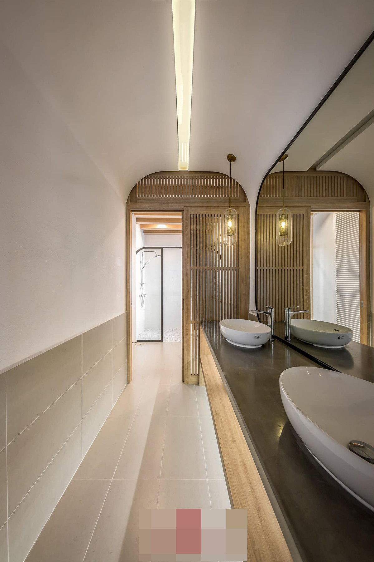 Phòng tắm trong phòng ngủ master tiện nghi không kém khách sạn hạng sang. Cánh cửa lùa tiết kiệm không gian, sử dụng loại giống lam gỗ.