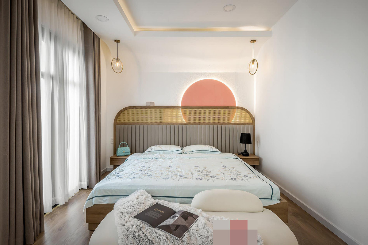 Phòng ngủ master sử dụng lam gỗ làm đầu giường, thêm hiệu ứng màu sắc, đèn led như mặt trời đang mọc phía đông, mang ý nghĩa công việc, cuộc sống và tình cảm gia đình luôn thuận lợi.