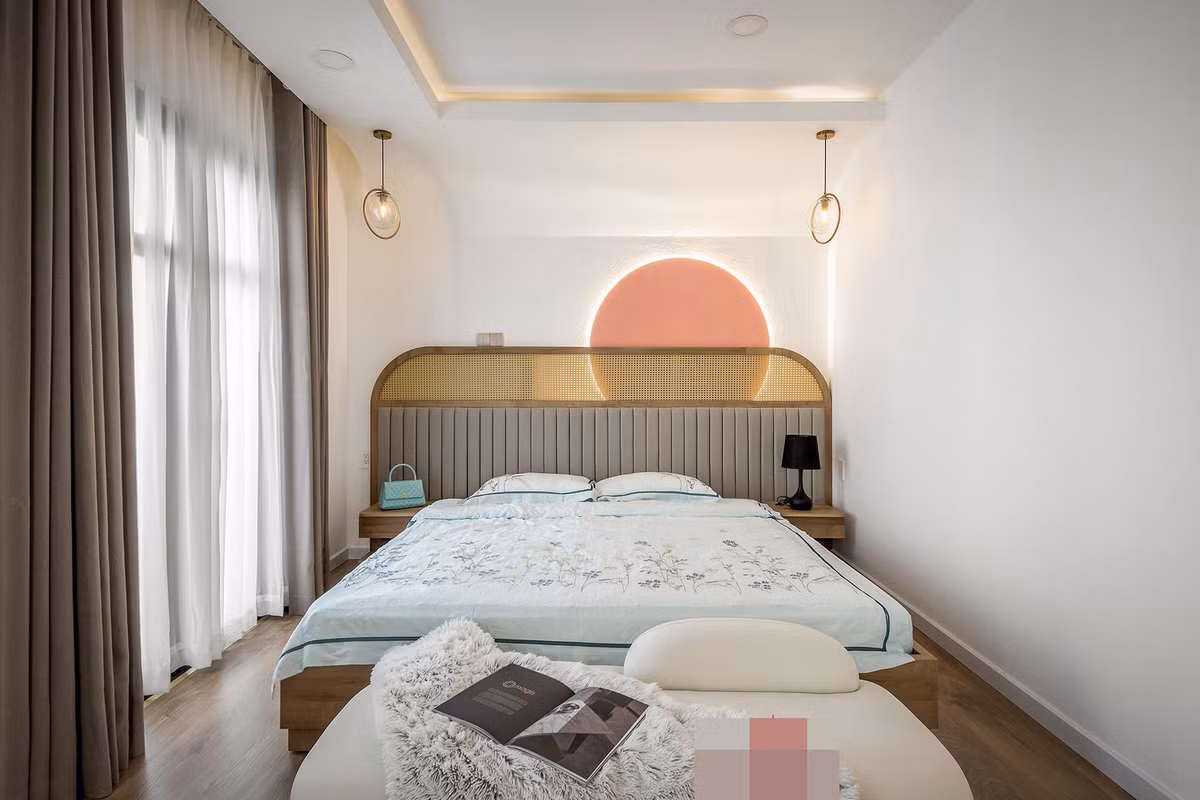 Phòng ngủ master sử dụng lam gỗ làm đầu giường, thêm hiệu ứng màu sắc, đèn led như mặt trời đang mọc phía đông, mang ý nghĩa công việc, cuộc sống và tình cảm gia đình luôn thuận lợi.