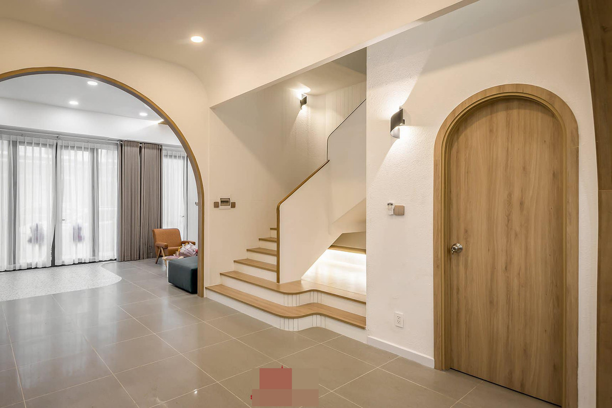 Nơi đón khách khi vào nhà, ánh sáng nhiều lớp mang đến không gian ấm cúng, sang trọng cùng trần thạch cao giật cấp, góc bo tròn tạo điểm nhấn.