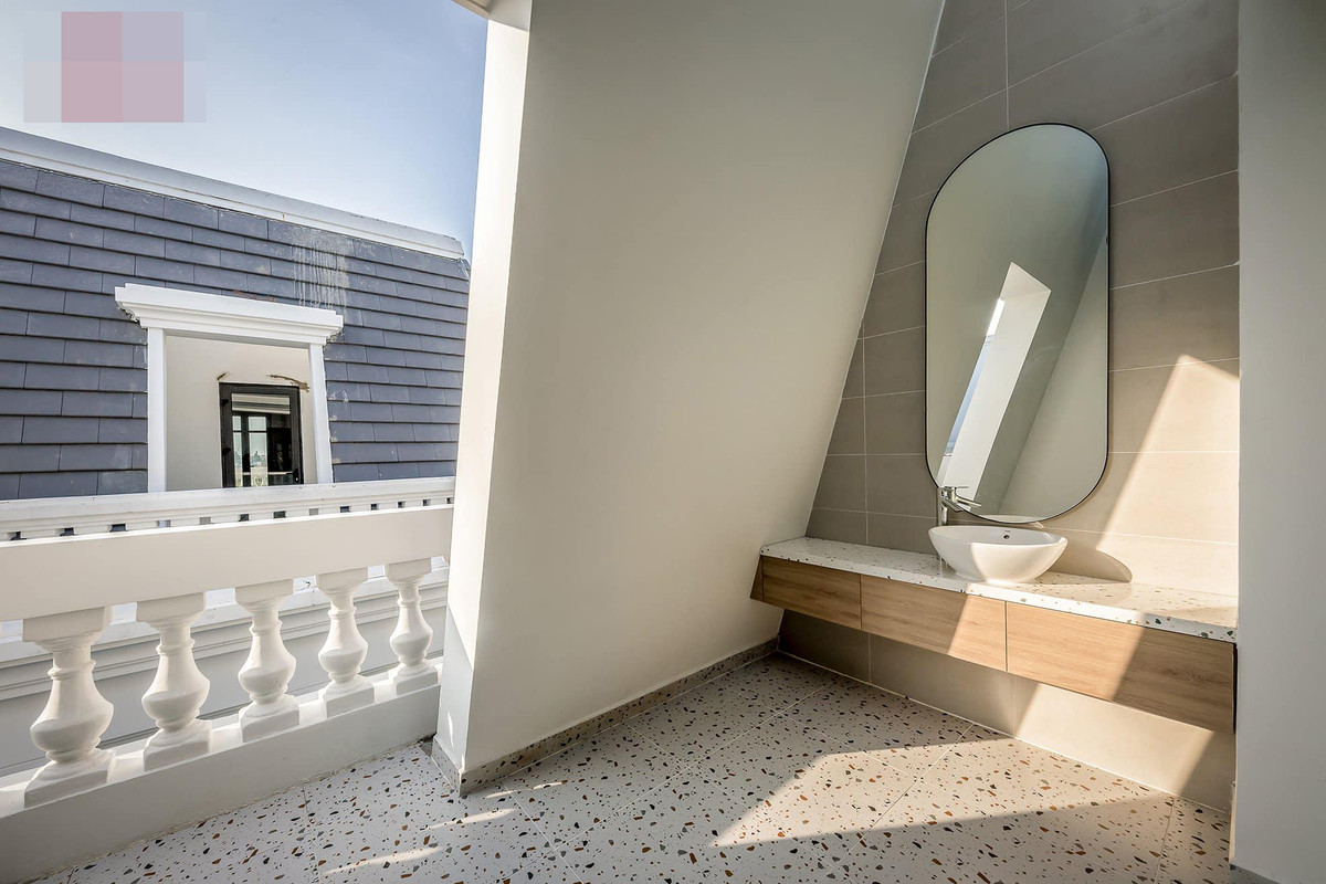 Khoảng sân nhỏ trên tầng áp mái, gia chủ bố trí thêm bồn rửa trong góc.