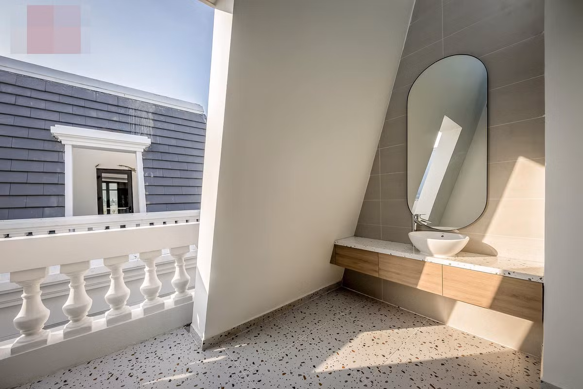 Khoảng sân nhỏ trên tầng áp mái, gia chủ bố trí thêm bồn rửa trong góc.