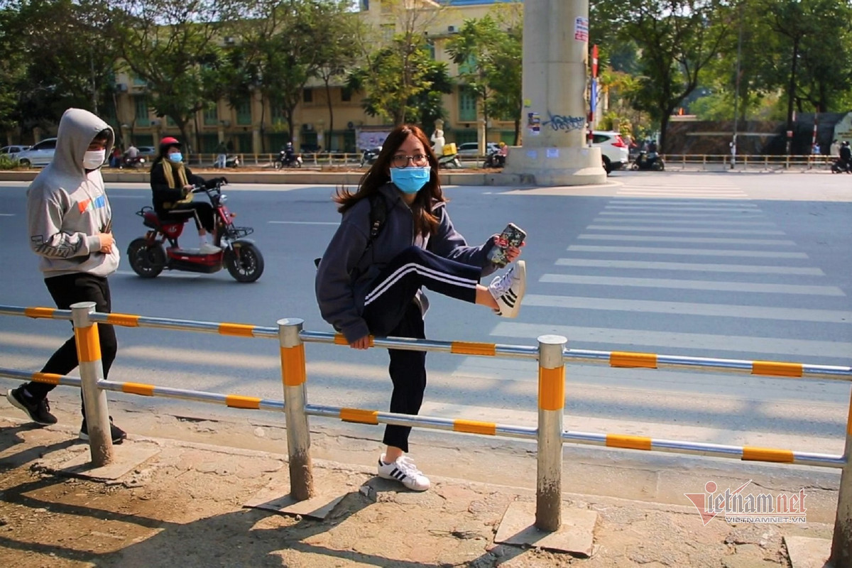 Hinh anh rao via he o Ha Noi chan ca loi di bo, qua duong buoc phai treo-Hinh-6