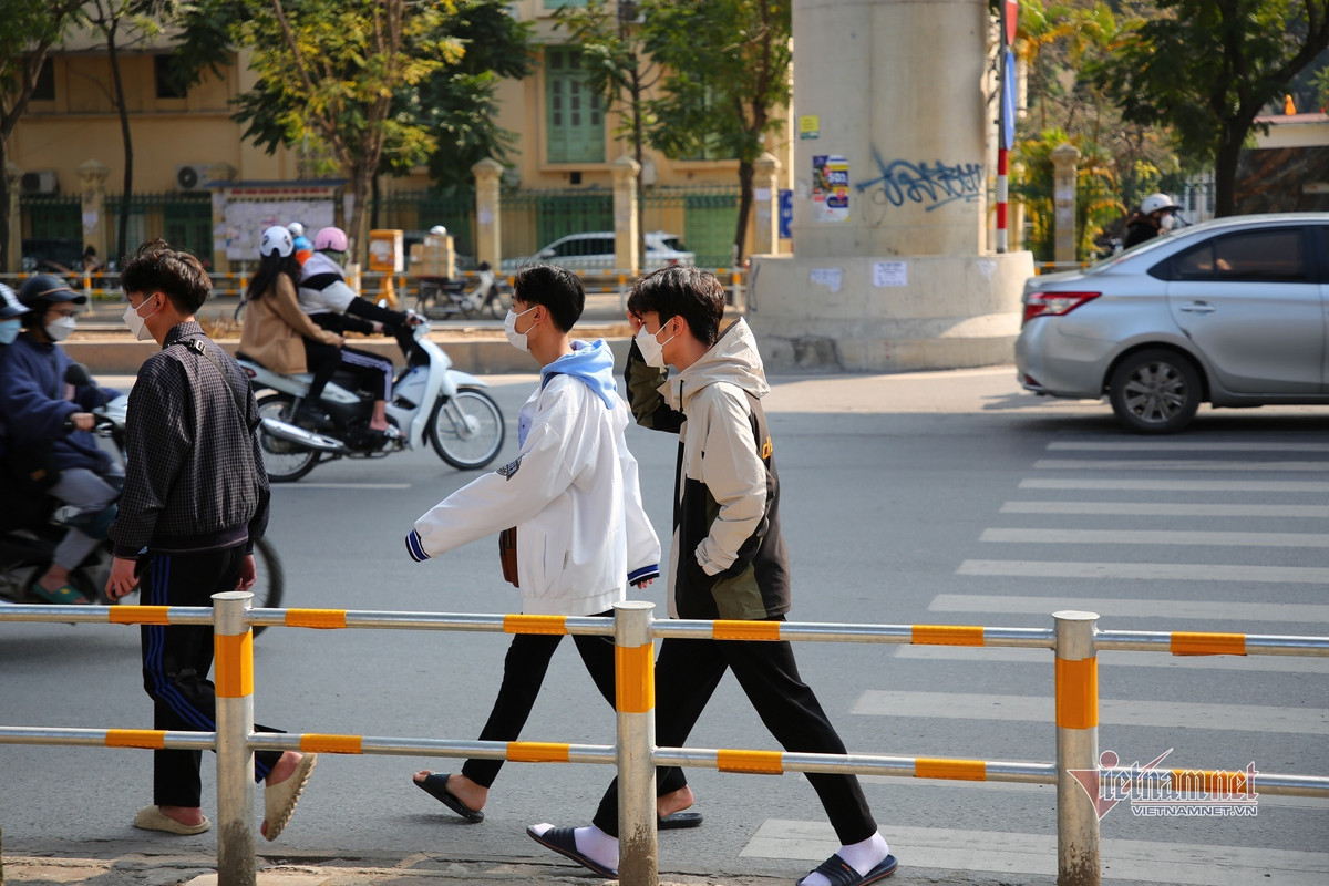 Hinh anh rao via he o Ha Noi chan ca loi di bo, qua duong buoc phai treo-Hinh-9