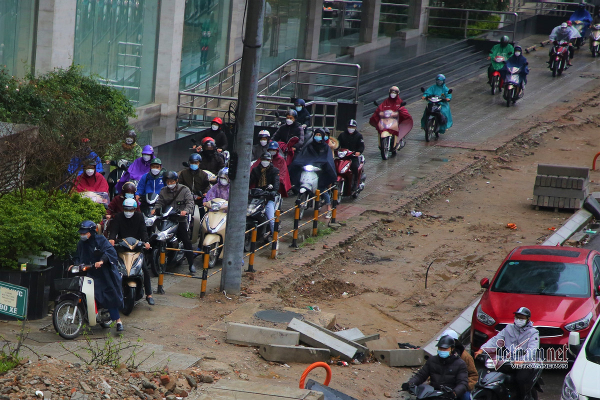 Hinh anh rao via he o Ha Noi chan ca loi di bo, qua duong buoc phai treo-Hinh-14