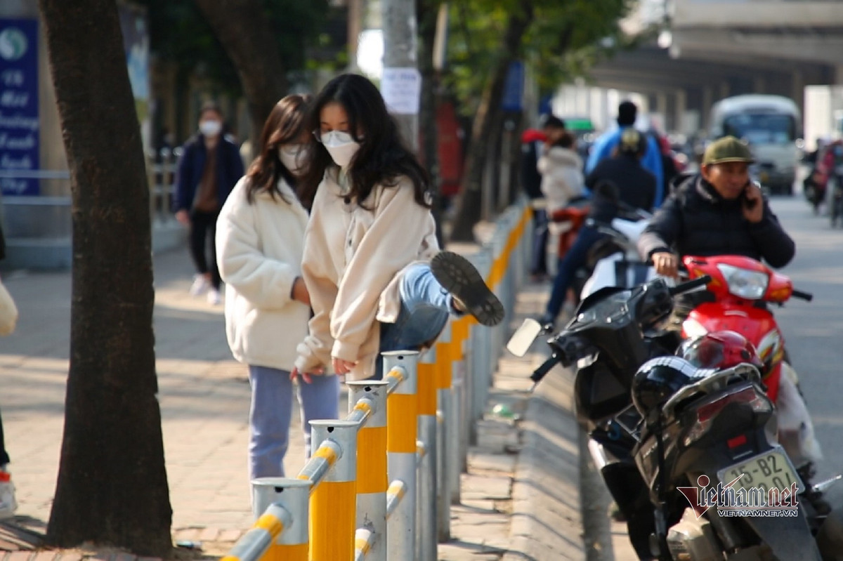 Hinh anh rao via he o Ha Noi chan ca loi di bo, qua duong buoc phai treo-Hinh-5