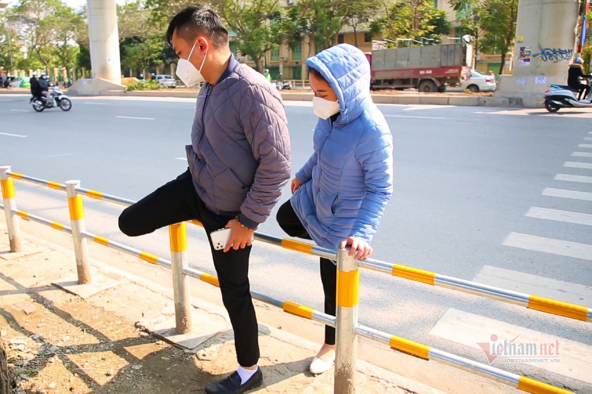 Hinh anh rao via he o Ha Noi chan ca loi di bo, qua duong buoc phai treo-Hinh-4